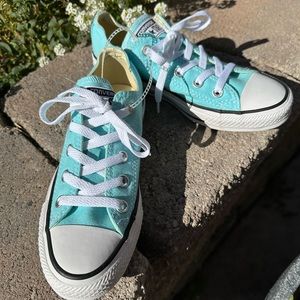 Converse Chuck Taylor All Star size 6 women’s.  Color is a beautiful turquoise.